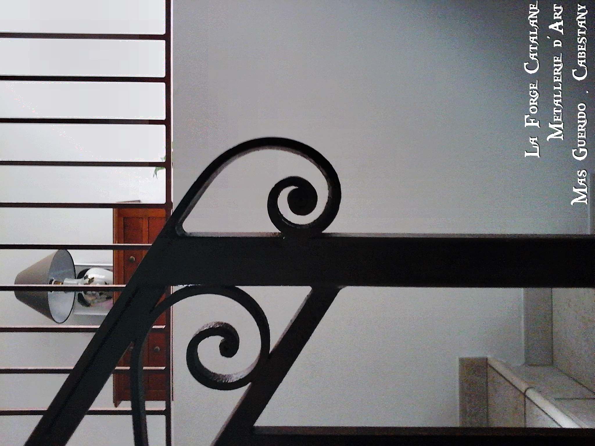 detail crosse rampant volutes vagues forge catalane.jpg